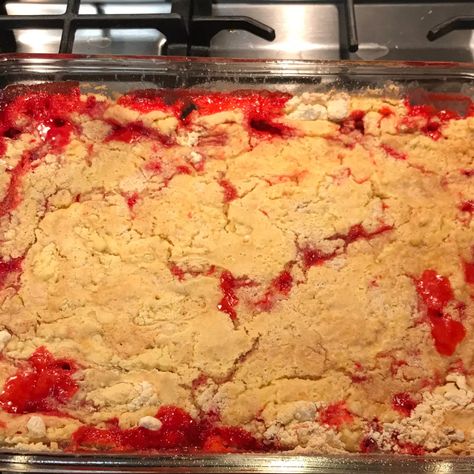 This quick and easy rhubarb dump cake is made with strawberries and is an excellent springtime dessert that's ready to eat in under an hour. Dump Desserts, Cake 2022, Strawberry Rhubarb Recipes, Strawberry Rhubarb Sauce, Rhubarb Dump Cakes, Strawberry Dump Cake, Peach Cobbler Dump Cake, Rhubarb Cobbler, Dump Recipes