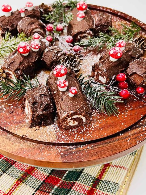 yule log cake mini Yule Log Cupcakes, Easy Buche De Noel Yule Log Recipe, Yule Log Cookies, Mini Yule Logs, Mini Yule Log Cakes, Mini Yule Log, Yule Log Cake Decoration, Yule Logs Decoration, Chocolate Yule Log Recipe