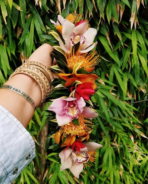 Native Hawaiian Flowers, Make A Lei, Polynesian Flowers, Flower Arrangements For Weddings, Haku Lei, Hawaiian Outfits, Hawaiian Woman, Tropical Flower Arrangements, Beachy Room