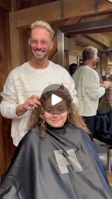 Wayne Tuggle on Instagram: "How I cut the triangle out of curly hair #curls #curly #curls #waynetugglehair" Curl By Curl Haircut, Natural Curl Haircut, Best Haircuts For Long Curly Hair, Curly Hair Cuts Tutorial, Curly Round Haircut, Diy Curly Cut, Curly Layered Hair Medium, How To Cut Curly Hair At Home, How To Cut Curly Hair In Layers