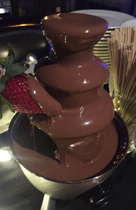 Fountain Ideas Diy, Chocolate Fountain Ideas, Stick Biscuits, Hen Party Food, Mini Chocolate Fountain, Chocolate Fountain Wedding, Prom Food, Chocolate Fountain Recipes, Fountain Wedding