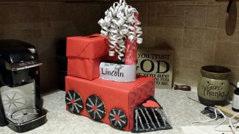 Train Gift Wrapping Ideas, Train Wrapping Ideas, Christmas Gift Train, Train Valentine Box Ideas, Train Valentine, Polar Express Christmas Party, Diy Valentines Box, Christmas Wrapping Diy, Valentine Card Box