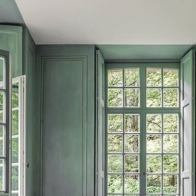 Blyth-Collinson Interiors on Instagram: "Weekend dreaming! In this heavenly space, milky green walls have been hand painted in layers to achieve the perfect patina. With gorgeous windows framing the greenery beyond, this lovely day bed is a tranquil place to enjoy the serenity of this most harmonious room!  Design: @belgianpearlsblog Photo: @claudesmekens as seen in @milieumag" Green Window Frames Interiors, Green Window Frames, Belgian Interiors, Milieu Magazine, Green Windows, Green Walls, Room Color, Art Historian, Window Frames