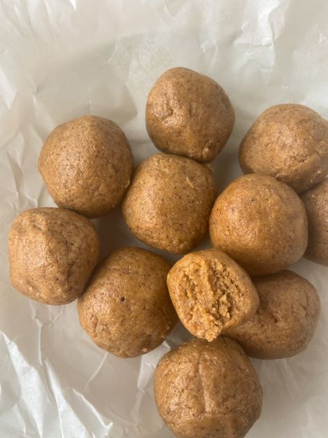 Gosh, I love protein balls. There are the easiest way to meal prep a satisfying and balanced snack. These snickerdoodle protein balls may just be the easiest protein balls I ever made. And trust me, I've made hundreds;) If you want a low effort, healthy snack that tastes like a snickerdoodle cookie, you're in the Meet The Source Bliss Balls, Churro Protein Balls, Sugar Cookie Protein Balls, Protein Snacks Savory, Snickerdoodle Protein Balls, High Protein Balls, Paleo Protein Balls, Italian Grinder Sandwich, Healthy Protein Balls