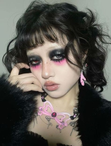 Easy Unique Makeup Looks, Colorful Emo Makeup, Funky Makeup Looks Eyeshadows, Hyperpop Makeup, Pastel Goth Makeup Looks, Cute Makeup Looks Colorful, Creepy Cute Makeup, Cute Alt Makeup, Funky Makeup Creative