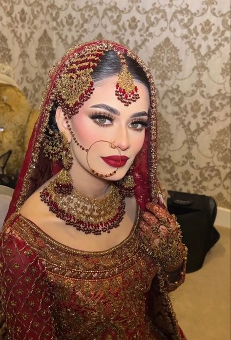 Baraat Makeup Look, Baraat Jewelry, Desi Bridal Makeup Red, Pakistani Bride Jewelry, Bridal Makeup Looks Pakistani, Pakistani Bridal Jewelry Sets Brides, Pakistani Bridal Makeup Red, Barat Makeup, Walima Makeup