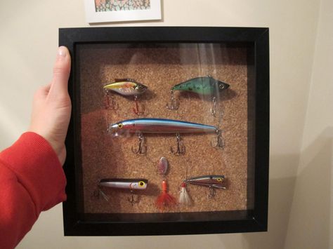 DIY: Fishing Lure Shadow Box (art for a fisherman...) Fishing Bedroom, Fishing Lures Display, Fishing Lures Art, Old Fishing Lures, Diy Fishing Lures, Diy Fishing, Fishing Room, Shadow Box Art, Fishing Decor