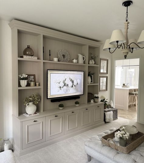 Aesthetic Tv Unit, Family Room Couch Ideas, Living Room Built In Units, British Living Room, Color In Interior Design, Tv Rum, Gray Room, Dining Room Shelves, Luxury Coastal