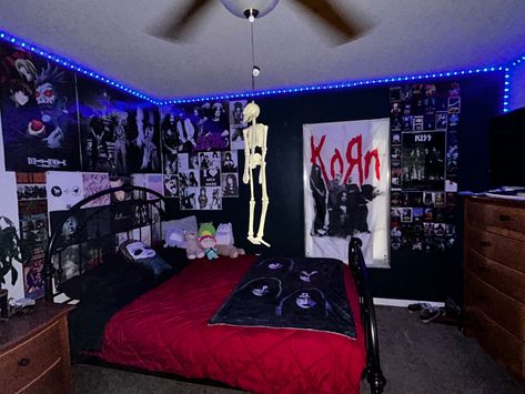 Emo Rooms Bedrooms, Slipknot Themed Bedroom, Emo Room Design, Heavy Metal Room Ideas, Mallgoth Bedroom, Metalhead Bedroom Ideas, Metal Head Room Ideas, Metal Room Ideas, Punk House Decor