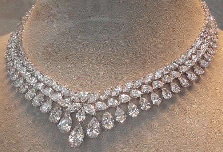 Swarovski diamond crystal necklace rich wealthy millionaire billionaire luxury lifestyle aesthetic classy old money trust fund Diamond Jwellary, Royal Necklaces, Diamond Jewelry Set, Expensive Jewelry Luxury, Bridal Diamond Jewellery, Luxe Jewelry, Diamond Jewelry Necklace, Diamond Jewelry Designs, Classy Jewelry