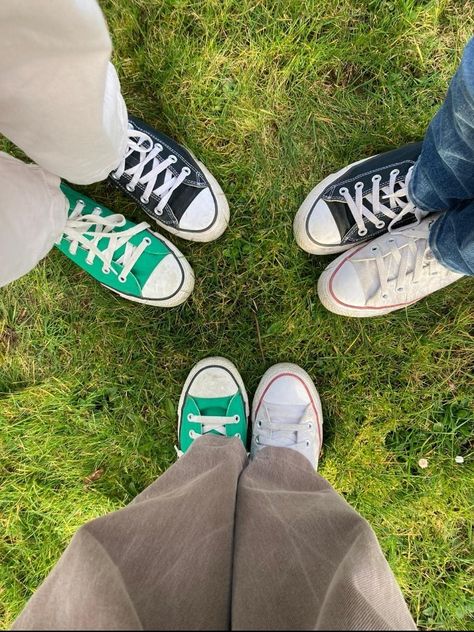 Mix Match Converse, Mismatched Converse, Mismatched Sneakers, Dark Red Converse, Mismatched Shoes, Aesthetic Tennis, Knee High Converse, Road Pics, Cute Converse Shoes