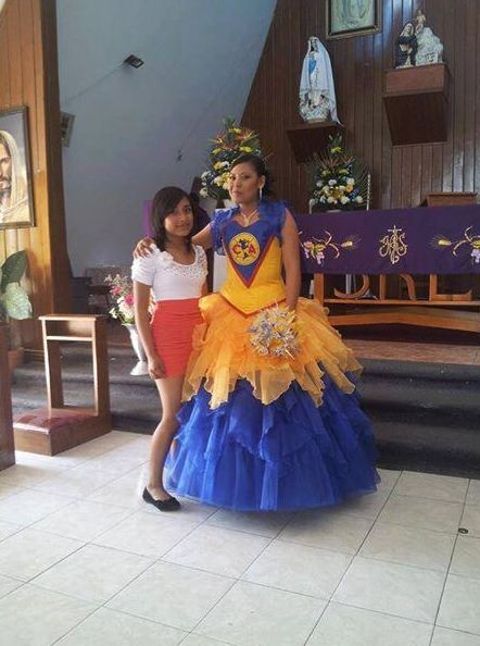 16 Americanistas que me hicieron perder la fe en la humanidad Royal Blue Ball Gown, Burgundy Quinceanera Dresses, Quince Dresses Champagne, Princess Dress Fairytale, Xv Dresses, Mexican Quinceanera Dresses, America Dress, Green Quince, Red Quince