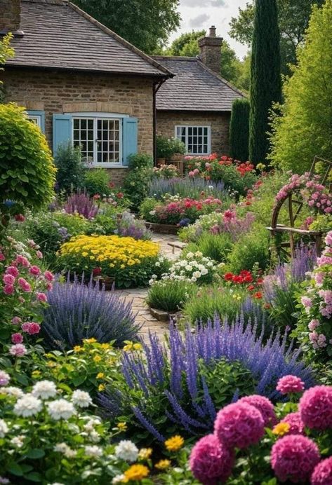 Pretty Home Garden, Wild Garden Ideas Landscaping, Beautiful Garden Beds, Beautiful Landscape Design, Backyard Floral Landscaping, Pictures Of Gardens, Lush Garden Ideas, Outdoor Flower Bed Ideas, Front House Garden Ideas