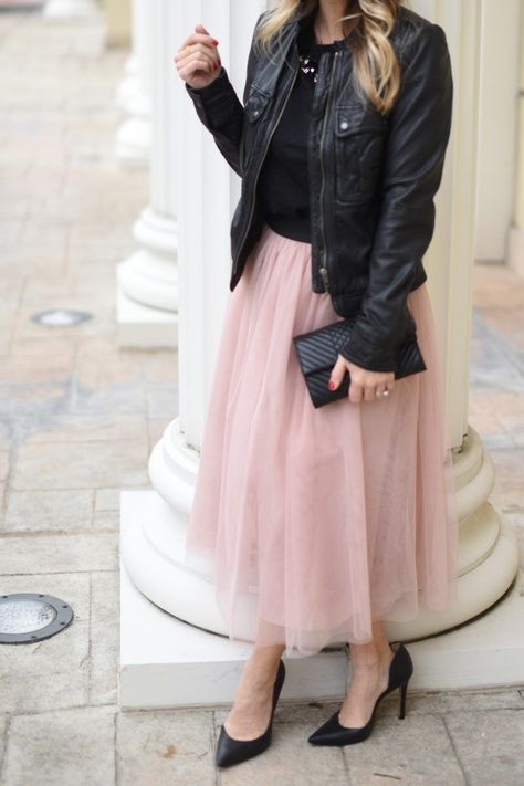 Party Outfit- black tee with pink tulle skirt, 30 Cute Winter Outfits Tulle Skirt Outfit Winter, Pink Tulle Skirt Outfit, Pink Skirt Outfits, Tulle Skirts Outfit, Pink Tulle Skirt, Party Outfits For Women, Winter Skirt Outfit, Outfit Black, Pink Tulle