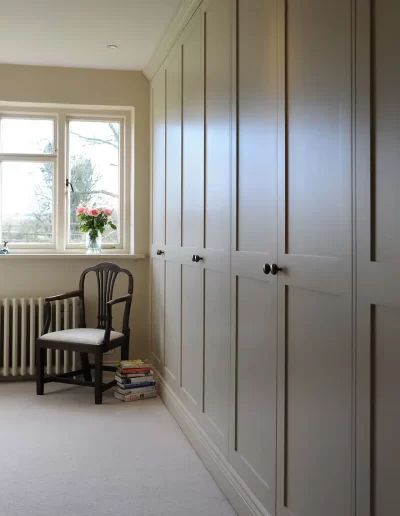 Built In Wardrobe Ideas Layout, Built In Cupboards Bedroom, Cottage Wardrobe, Cupboards Bedroom, Loft Decorating, Fitted Cupboards, Floor To Ceiling Wardrobes, Laundry Cupboard, Stair Renovation