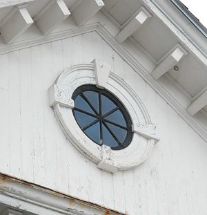 a pediment with a round window, called an oculus Raised Porch, Manger Scenes, Round Stairs, Arched Cabin, Window Grill Design Modern, Bedroom Addition, Window Architecture, Balcony Grill Design, Faux Window