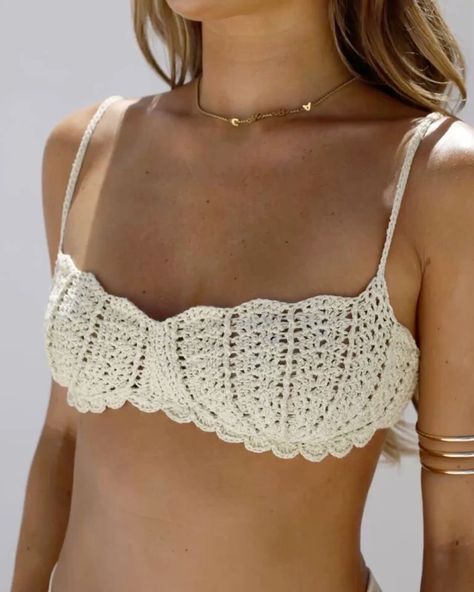 Crochet Shell Bra Cup, Women Crochet Top, Crochet Clothes Beach, Knitted Beach Wear, Crochet Beach Ideas, Crochet Top With Cups, Crochet Top Straps, Crochet Ideas Summer, Shell Top Crochet