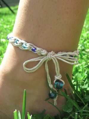 Hemp Cord Bracelets Diy, Braided Bracelets With Beads, Hemp Cord Bracelets, Hemp Jewelry Diy, Crochet Anklet, Hemp Bracelet Patterns, Diy Anklet, Hemp Crafts, Hemp Anklet