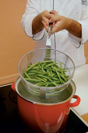 How to blanch vegetables before you freeze them How To Preserve Veggies In The Fridge, Freeze Vegetables How To, Storing Spinach In Fridge, How To Blanch Vegetables, Blanch Vegetables For Freezing, Freezing Vegetables, Canned Food Storage, Frozen Veggies, Frozen Vegetables