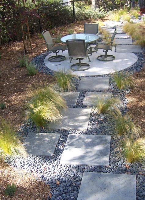 The 2 Minute Gardener is great blog for garden inspirations.  Here is a photo of a modern stepping stone pathway. Backyard Modern, Backyard Sitting Areas, Stepping Stone Pathway, Modern Backyard Design, Garden Sitting Areas, Patio Steps, Small Patio Garden, Garden Stepping Stones, Stone Pathway