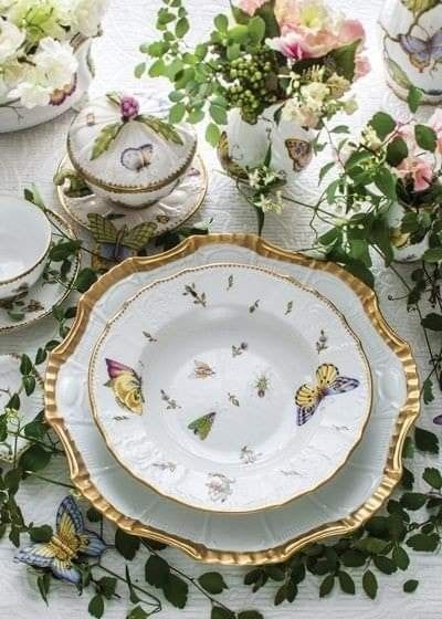 Deborah Levy, Anna Weatherley, Home Design Magazines, Table Setting Inspiration, Tablescape Inspiration, Table Service, Beautiful Table Settings, Fabulous Birthday, Painted Plates