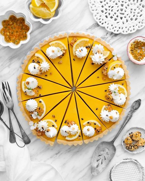 Mei Yee en Instagram: “Lemon & passionfruit tart ✨ NEW recipe up on blog! ⁣ A sweet shortcrust pastry filled with creamy lemon & passionfruit, topped with…” Passion Fruit Tart, Passionfruit Tart, Fruit Pastries, Food Inc, Tart Shells, Fruit Filling, Meringue Cookies, Shortcrust Pastry, Lemon Tart