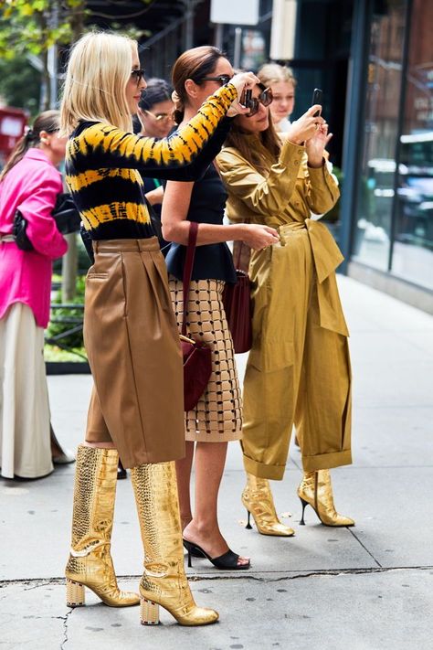 Boho Street Style, Look Office, Gold Boots, Bohemian Chic Fashion, Nyfw Street Style, Street Style Edgy, Style Photo, Estilo Chic, Fashion Capsule