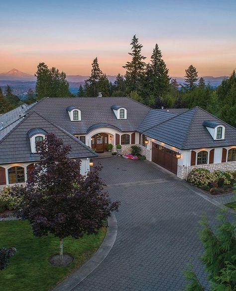 Oregon Houses, Oregon Homes, Willamette Valley Oregon, Oregon House, Lake Oswego, Willamette Valley, Central Oregon, Home Magazine, Traditional Home