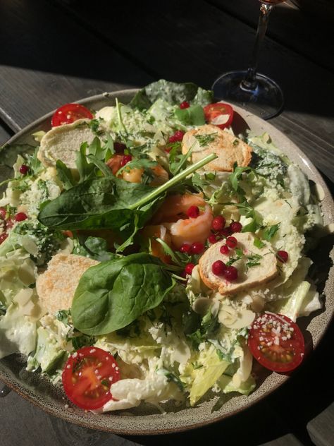 Garden Salad Aesthetic, Italian Salad Aesthetic, Salad Aesthetic Restaurant, Vegetable Salad Aesthetic, Cesar Salad Aesthetic, Food Atheistic, Salad Asthetic Picture, Caesar Salad Aesthetic, Salads Aesthetic