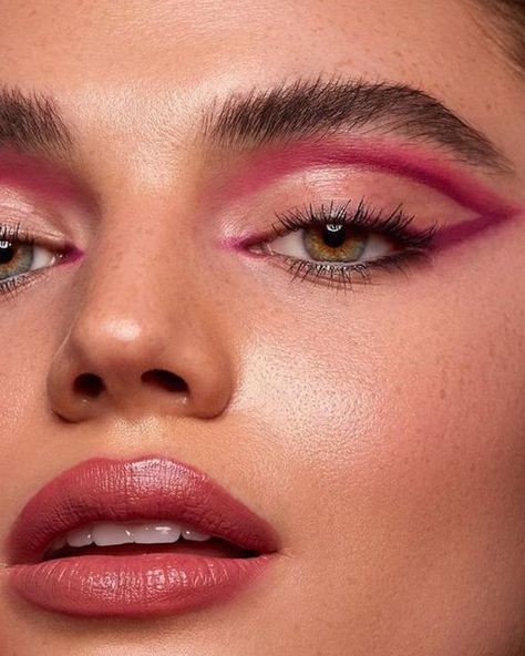 Major Mag | Beauty & Fashion on Instagram: "From glossy lips to flushed out cheeks, here are our fav beauty looks that are inspired by Viva Magenta #pantonecoloroftheyear 💗" Viva Magenta Makeup Look, Viva Magenta Makeup, Viva Magenta Outfit, Magenta Makeup, Seasonal Makeup, Themed Photography, Tan People, Look Rose, Viva Magenta