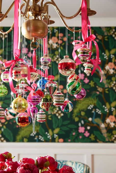 Christmas Chandelier, Christmas Decor Trends, Pink Christmas Ornaments, Christmas Decoration Ideas, Pink Christmas Decorations, Christmas Planning, Pink Christmas Tree, Christmas Trends, Christmas Mantels