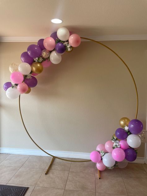 Gold ring with balloon garland Mothers Day Backdrop, 21st Birthday Balloons, Diy Balloon Decorations, Diy Balloon, Balloon Diy, Diy Bouquet, Balloon Garland, 21st Birthday, Birthday Balloons