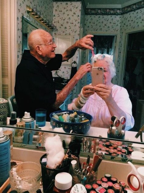 Old Couple In Love, Old Couple, Fotografi Vintage, Old Couples, Goals Pictures, Boyfriend Goals, Relationship Goals Pictures, Old Love, Cute Relationship Goals