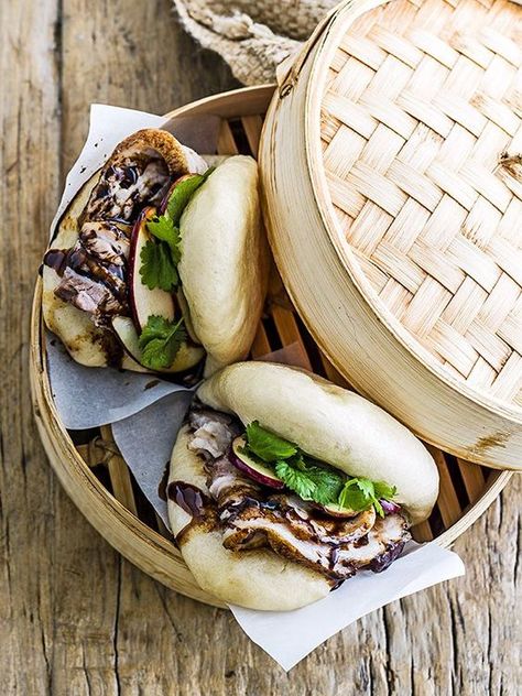 We've taken a classic British flavour combination and given it a modern twist with these pork and pickled apple bao buns. They're a little effort but well worth it Koreansk Mad, Gua Bao, Bao Buns, Wontons, Steamed Buns, Tempura, Asian Style, Chopsticks, Pork Recipes