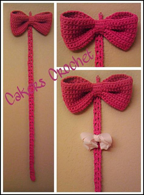 Oh so cute! Big bow bow holder by Cakers Crochet Crochet Hair Bow Holder, Crochet Bow Holder, Diy Hair Bow Holder, Crochet Bow Pattern, Crochet Hair Bows, Crochet Organizer, Crochet Hair Clips, Organizing Hair Accessories, Crochet Bows