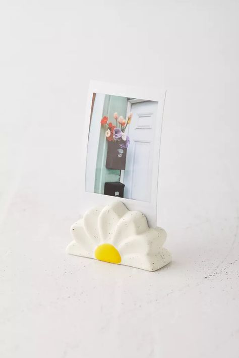 Clay Polaroid Stand, Clay Poloroid Holder, At Home Clay Projects, Polaroid Stand Clay, Ceramic Polaroid Holder, Pottery Air Dry Clay, Little Ceramic Projects, Polymer Clay Photo Holder, Photo Stand Ideas