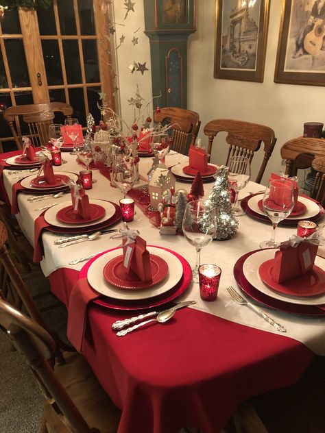 Red, White and Silver Color Scheme with two tablecloths red with white on point. Christmas Dinner Table Settings, Christmas Table Setting, Christmas Dining Table, Christmas Dinner Table, Dinner Table Setting, Holiday Tablescapes, Christmas Tablescapes, Christmas Dining, Christmas Table Settings