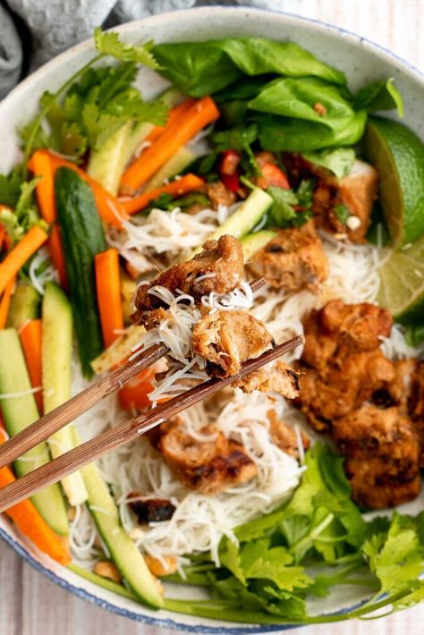 Vietnamese Noodle Bowl, Bowls Healthy, Vietnamese Foods, Noodle Bowls Recipes, Vermicelli Recipes, Lemongrass Chicken, Vietnamese Noodles, Vermicelli Noodles, Noodle Bowl