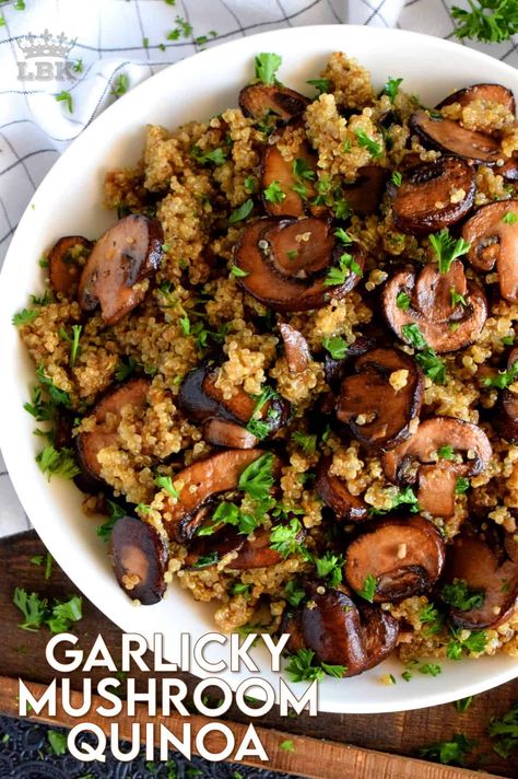 Garlicky Mushroom Quinoa is simple. It's meaty cremini mushrooms which have been pan-fried in lots of garlic and butter. It's then combined with cooked quinoa for a very healthy side or main! #garlic #quinoa #vegetarian #mushrooms #healthysides #sidedishes Fluffy Quinoa, Mushroom Quinoa, Quinoa Recipes Easy, Mushroom Recipes Healthy, Quinoa Recipes Healthy, Resep Salad, Calorie Meals, Resep Diet, Supper Ideas