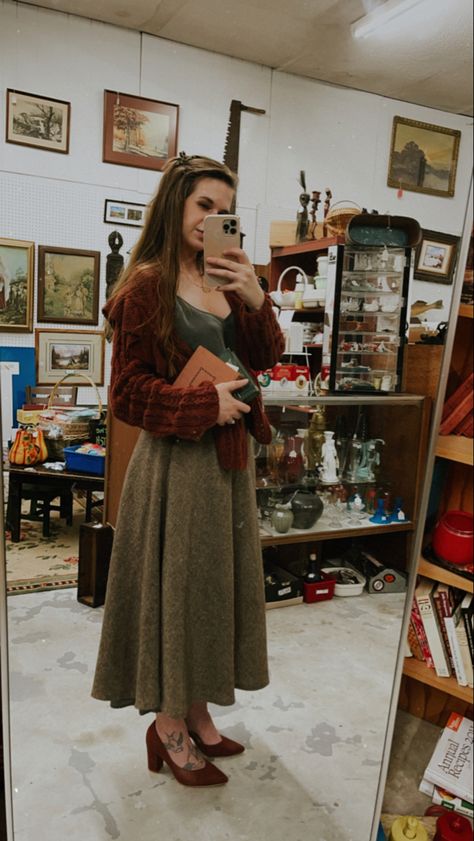 Bookworm Fashion, Aesthetic Librarian Outfit, 70s Academia, Vintage Librarian Aesthetic, Vintage Teacher Aesthetic, Dark Librarian Aesthetic Outfit, Dark Librarian Aesthetic, Library Chic Outfits, Librarian Core Aesthetic