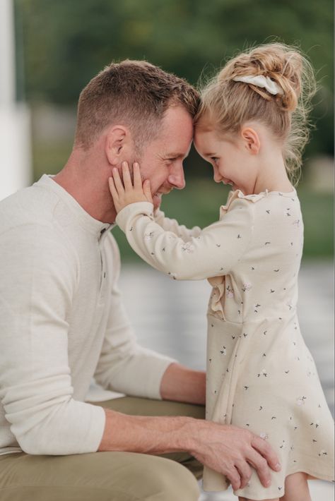 Father Daughter Aesthetic Pics, Uncle And Niece Photography, Father Daughter Fall Pictures, Father Daughter Christmas Pictures, Father And Daughters Photo Ideas, Dad Daughter Picture Pose, Father Daughter Photography Poses, Father And Daughter Photoshoot Ideas, Dad With Daughters Photography