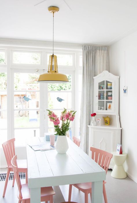 Pastel Kitchen Pink Chairs, Dining Room Colors, Pastel House, Casa Vintage, Dining Room Walls, Shop Interiors, White Table, Kitchen Chairs, Dining Room Design