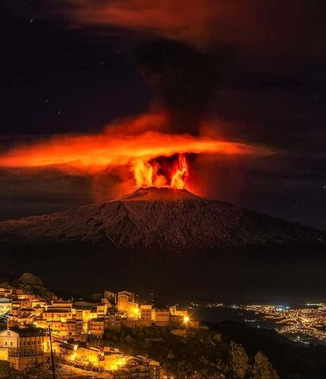 Badass Pictures, Etna Volcano, Mount Etna, Ancient Greek Architecture, Picture Boxes, Catania, Best Photographers, Planet Earth, Beautiful Moments