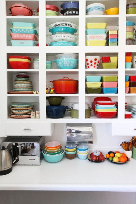 Kirsten Copeland's kitchen on Apartment Therapy. Super collection of vintage cookware. cheers, dana Shelves In The Kitchen, Kitchen Spotlights, Kitchen Cabinet Organization Ideas, Bluebird House, Rental Kitchen, Organized Kitchen, Pyrex Collection, Colorful Dishes, Best Kitchen Cabinets