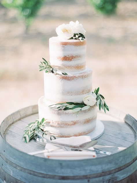 lightly iced wedding cake - http://ruffledblog.com/summer-temecula-vineyard-wedding French Chateau Wedding, Cake With Flowers, Rustic Wedding Cake Toppers, Rustic Cake Toppers, Chateau Wedding, Wedding Cake Rustic, Gorgeous Wedding Cake, Rustic Wedding Cake