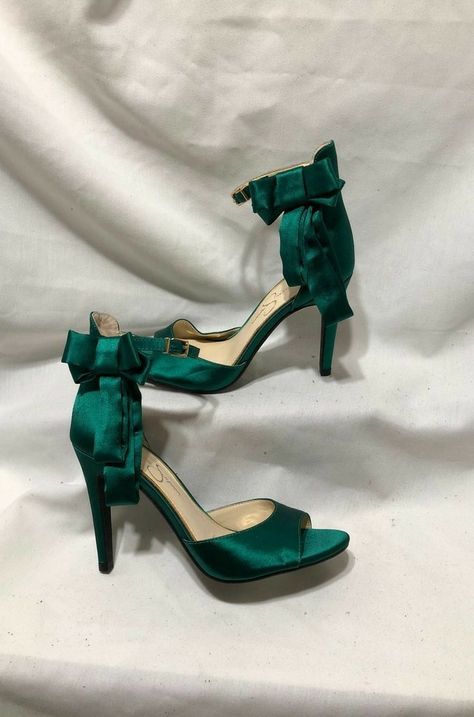 Emerald Green Quinceañera Dresses #quinceañera #quince #quinceaneradress #quinceaños #emeraldgreen Emerald Green Quince Dress, Quince Heels, Quinceanera Heels, Green Quince Dress, Emerald Green Shoes, Emerald Green Heels, Emerald Green Quince, Quinceanera Shoes, Ladies Hairstyles