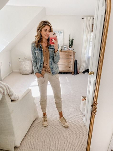 Casual Mom Outfits for Fall - Lauren McBride Fall Connecticut, Young Mom Outfits, Lounge Wear Stylish, Stylish Mom Outfits, Mom Outfits Fall, Trendy Mom Outfits, Casual Mom Style, Lauren Mcbride, Casual Outfits For Moms