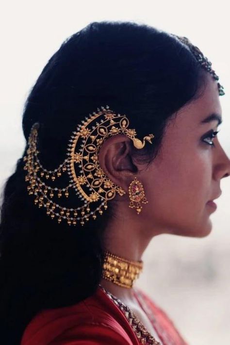 Presenting you unique & latest ear cuffe designs for brides & bridesmaids. Check out the latest wedding ideas & hire best wedding vendors at weddingbazaar.com #weddingbazaarn#indianwedding #earcuffdiy #earcuffnopeircing #earcuffgoldindian #earcuffelf #earcuffchain #earcuffgold #earcuffwire #earcuffbutterfly #earcufffeather #earcuffleaf #earcuffdiamond #earcuffsilver #earcuffcyrstal #earcufftattoo Indian Earcuffs, Gold Ear Cuff Indian Jewelry, South Asian Earrings, Jewellery Shoot Indian, Gold Ear Cuff Earrings Indian, Ear Cuffs Gold Indian, Traditional South Indian Jewellery, Big Gold Earrings, Vintage Indian Jewelry