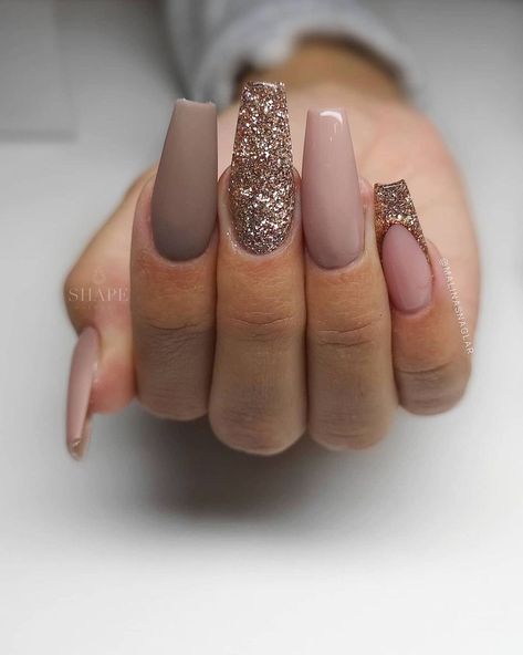 2,540 Likes, 3 Comments - Nails Magaziine (@nails_magaziine) on Instagram: “Would you wear this combo?🙋🏽‍♀️ Let me know in the comments 😍 . . . . Cinnamon Gold, Dark…” Tan Nail Designs, Dark Nude Nails, Ongles Beiges, Tan Nails, Orange Acrylic Nails, New Years Nail Designs, Golden Nails, Beige Nails, Pretty Nail Art Designs