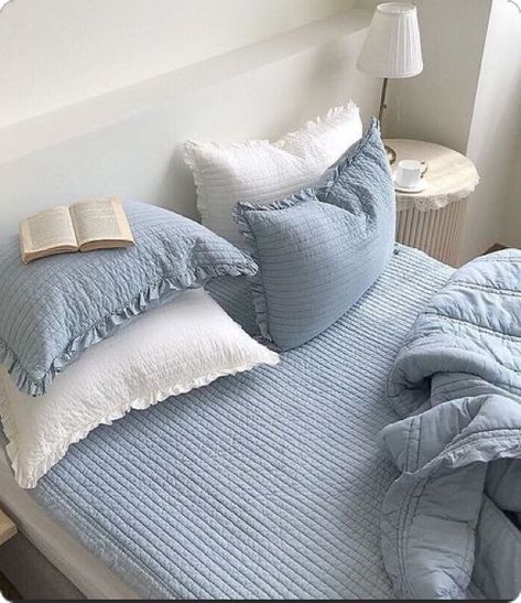 Diy Dorm Room Decor, Blue And Cream Bedroom, Diy Dorm Room, Light Blue Rooms, Sabrina Carpenter Aesthetic, Blue Bed Sheets, Carpenter Aesthetic, Costal Bedroom, Blue Dorm